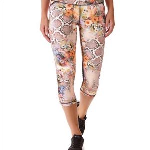 Ki Pro Black Bloom Performance Capri Leggings